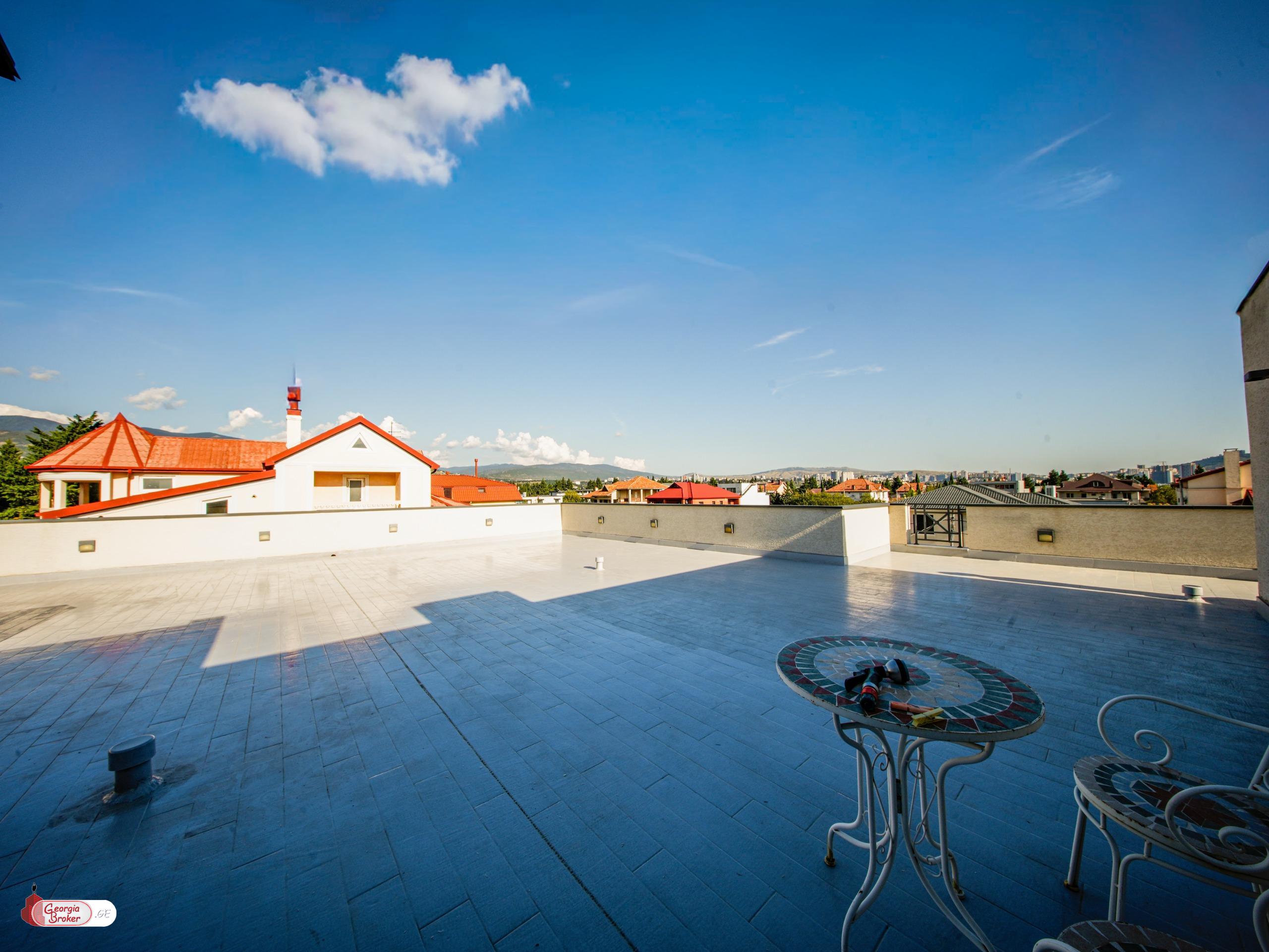 продается дом с новым ремонтом 11-комнат